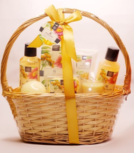 مجموعة هدايا الحمام برائحة الأزهار في سلة صفصاف (Floral Scented Willow Basket Bath Gift Set)