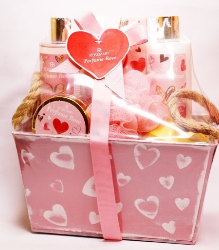 مجموعة هدايا الحمام في علبة معدنية – عطر الورد (Perfume Rose Tin Box Bath Gift Set)