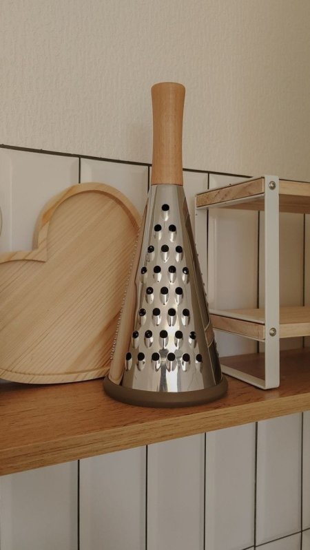 مبشرة مع يد خشب